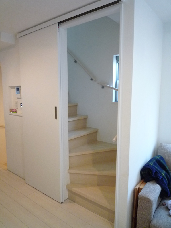 階段からの冷気対策に引戸を設置～あったかリビングに　目黒区F様邸